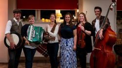 Kajuethus Maeva FolkBild Band