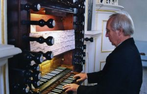 Gotthard Gerber an der Orgel in Großengottern  bunt
