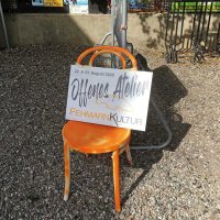 Erkennungzeichen ist der orangefarbene Stuhl